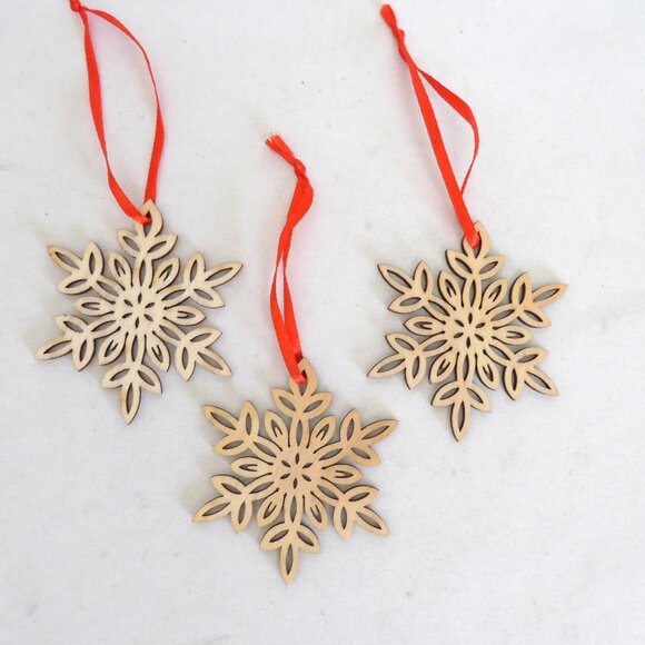 NEW LASER CUT WOOD SNOWFLAKE CHRISTMAS ORNAMENT SET OF 12 - Picture 8 of 9